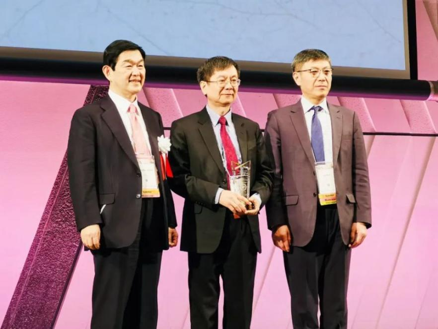 图12  2024 apasl会议颁奖仪式上,贾继东教授代庄辉院士领奖(左起分别