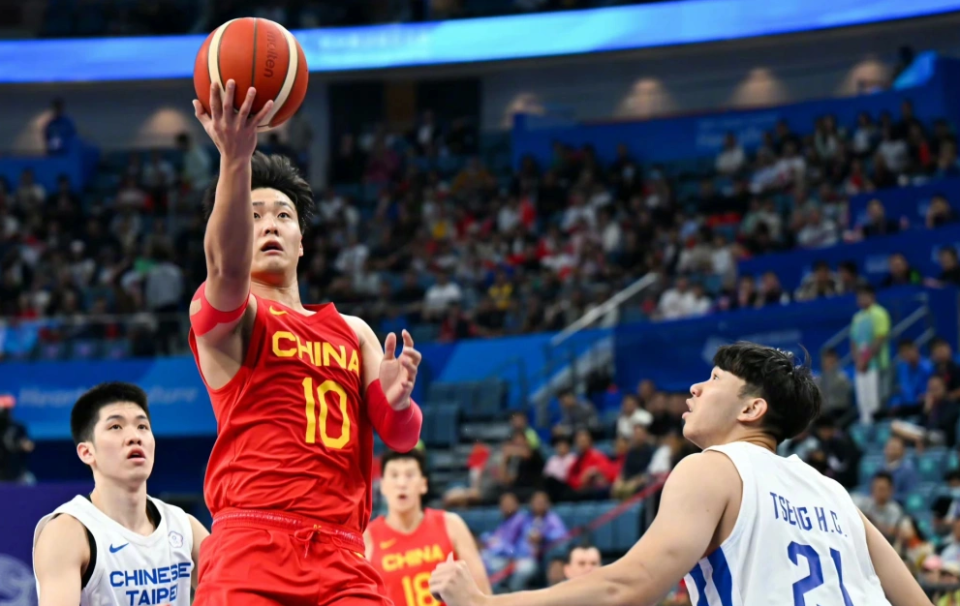 窝里横杨毅团队张镇麟cba追着沃特斯垫脚徐杰面对河村怂了