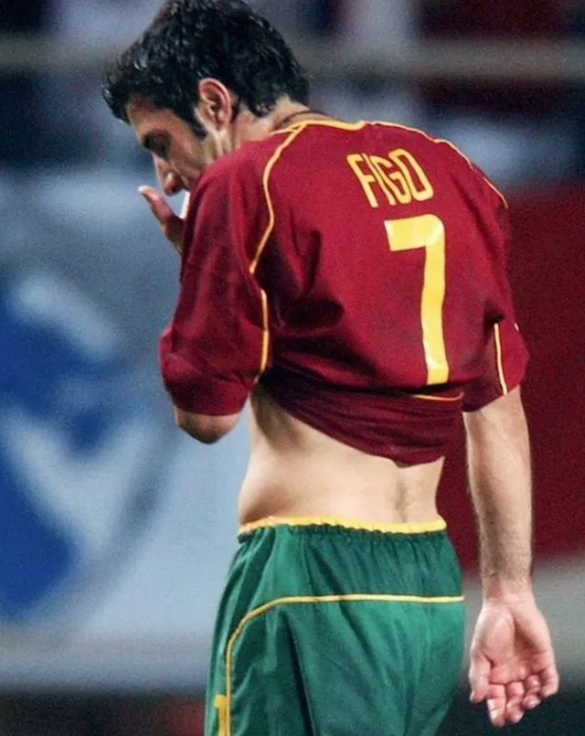 (2002年韩日世界杯小组赛,葡萄牙队未能出线,核心菲戈黯然神伤.