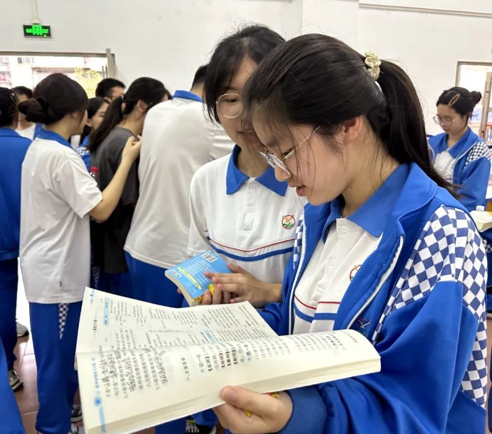 黄冈中学广州学校校服图片