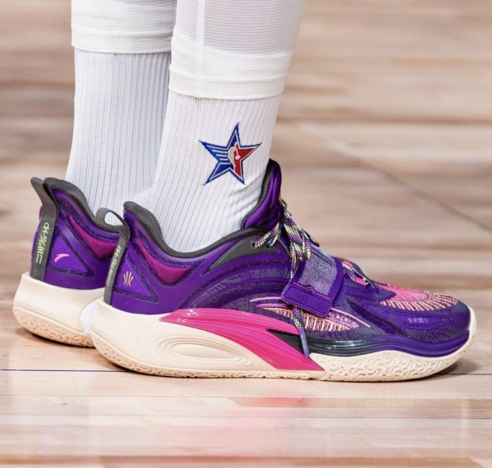 安踏nba全明星正赛杰伦布朗上脚欧文一代战靴
