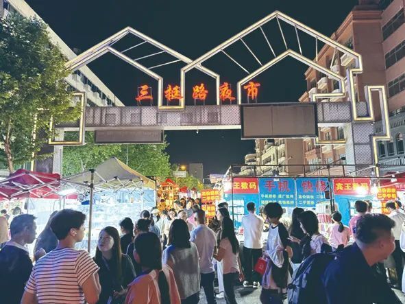 大姐口中的宾王夜市在义乌市中心,也叫三挺路夜市,人气很旺.