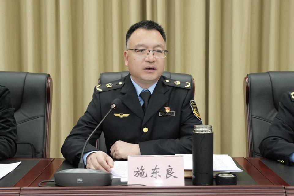 自贡市安办主任,市应急管理局局长施东良主持会议并讲话.