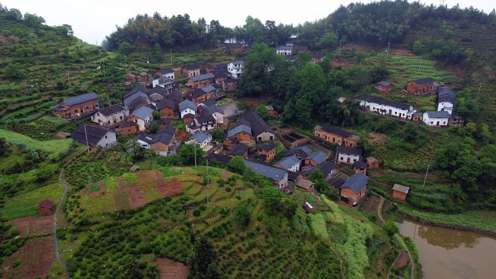 山岭逶迤,因为山高路远,交通闭塞,据说这里的先住民为严姓,村内有砚池