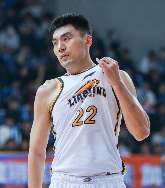 13分12板1米98小将打爆2米07李晓旭抢板不逊对手得分多4倍