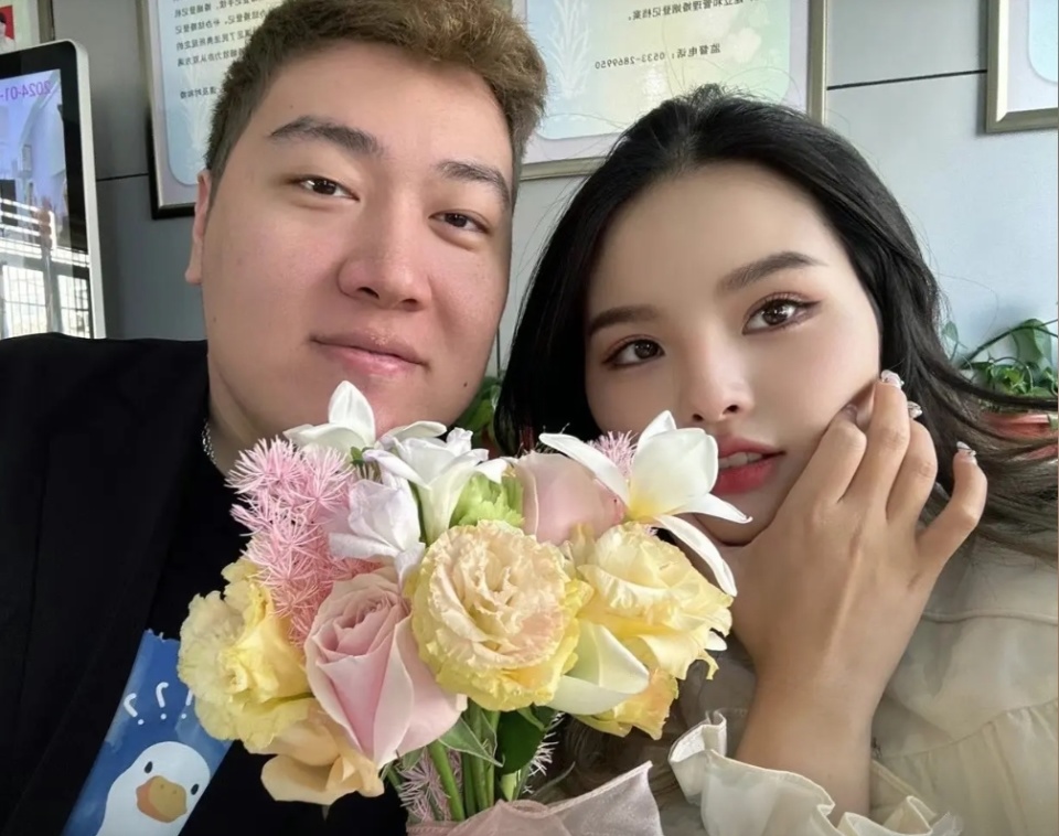 00年二婚颜丙涛与越南女友领证,去年与前妻离婚后闪电二婚_腾讯新闻