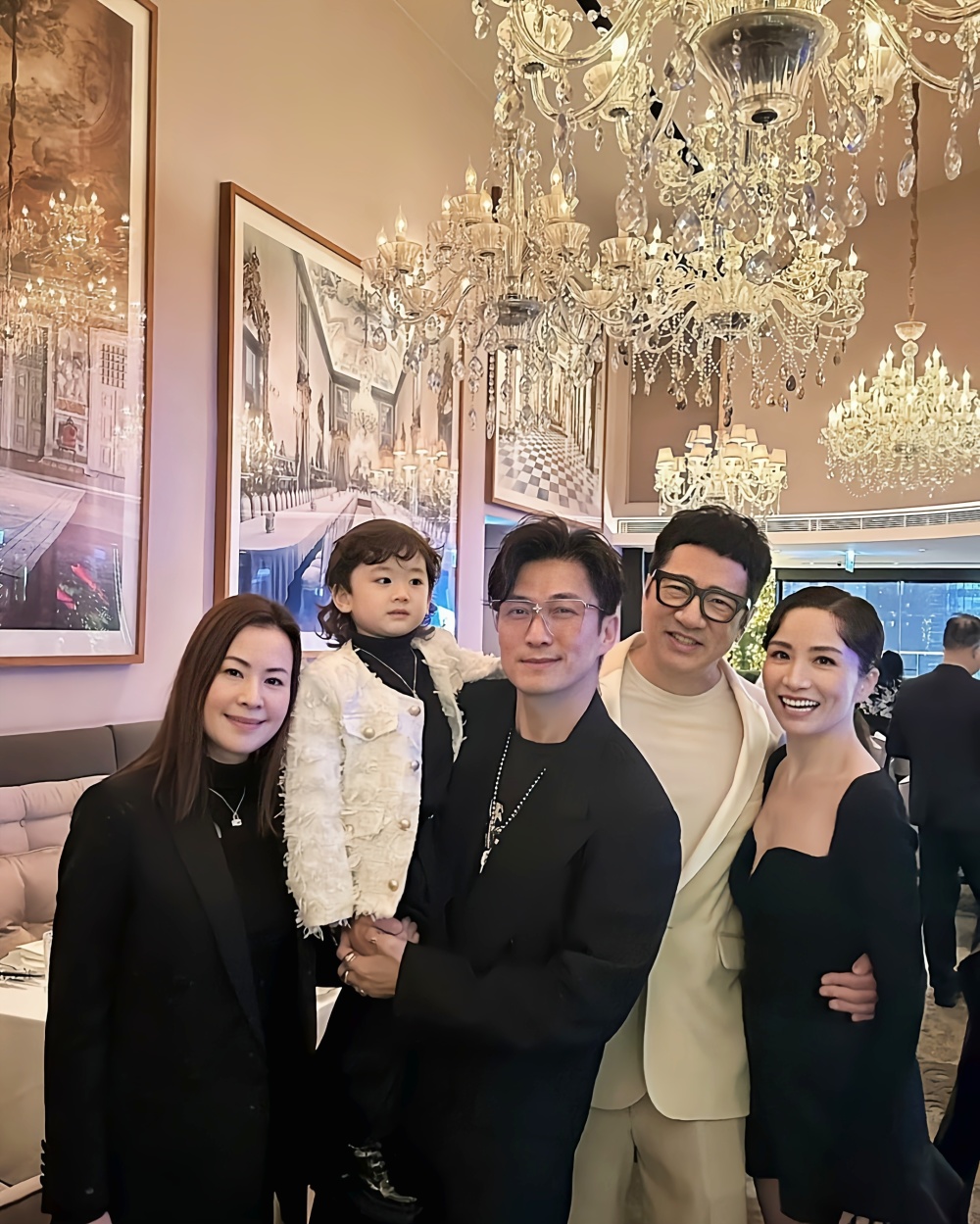 单立文办65岁生日宴,和妻子胡蓓蔚当众拥抱,两人结婚16年未生育_腾讯