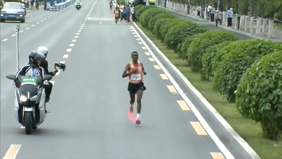 贾俄仁加2:14:32获兰马国内第一,后程高燃独行奔跑