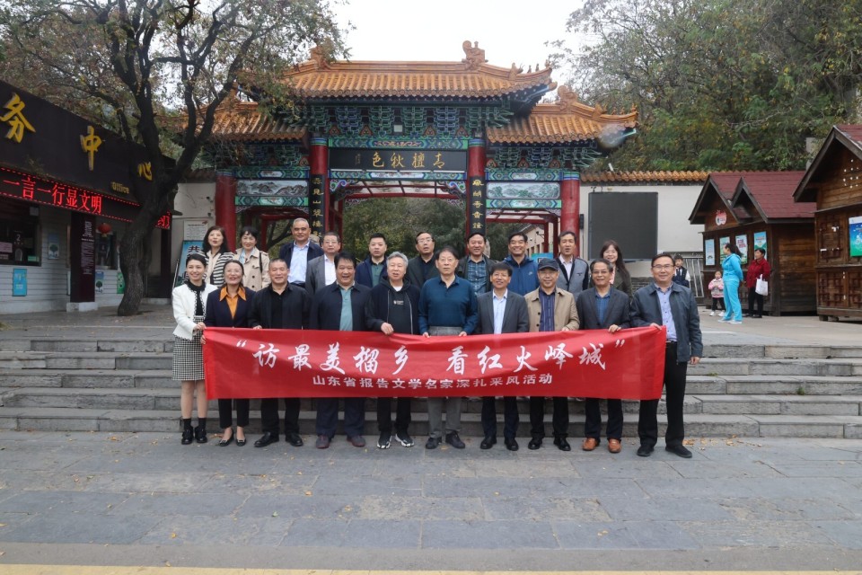 活动期间,采风团15位知名作家先后来到区文化馆,党史馆,青檀寺,石榴