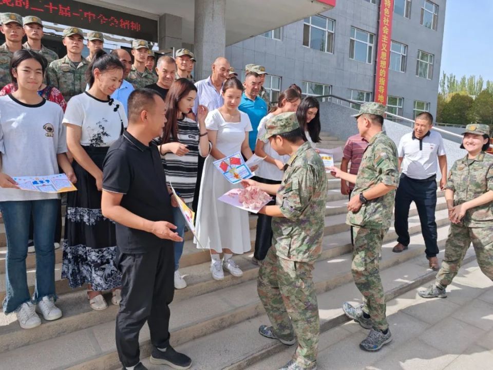 通过开展双拥共建活动,进一步加深了与驻地部队之间的鱼水情谊,营造了