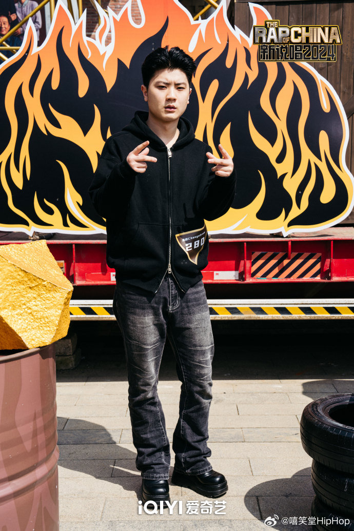 单从水平,这个红手指,确实不如接下来出场的,他那个好朋友cas 14厉害.