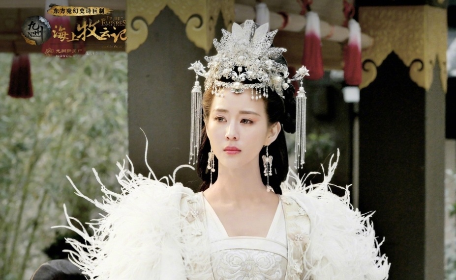 典型的就是张钧甯,她单独出圈的造型,迄今为止印象最深刻的还是银容跟