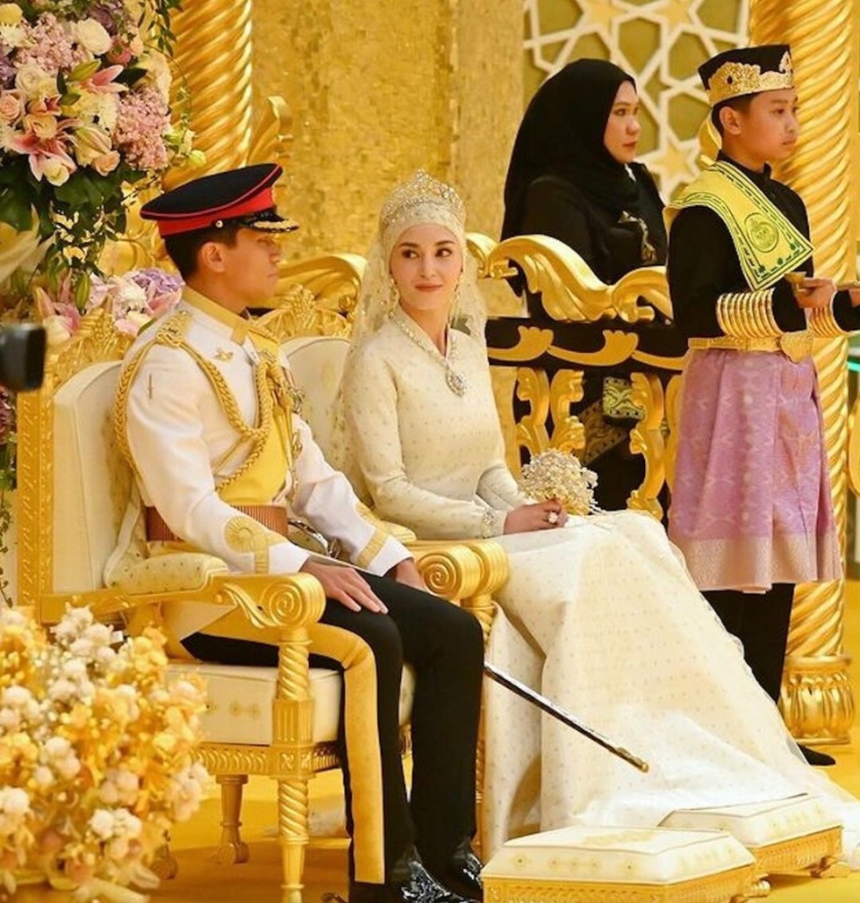 文莱帅王子和混血王妃在婚礼上对视，太甜了，坐敞篷车向民众致意-腾讯新闻