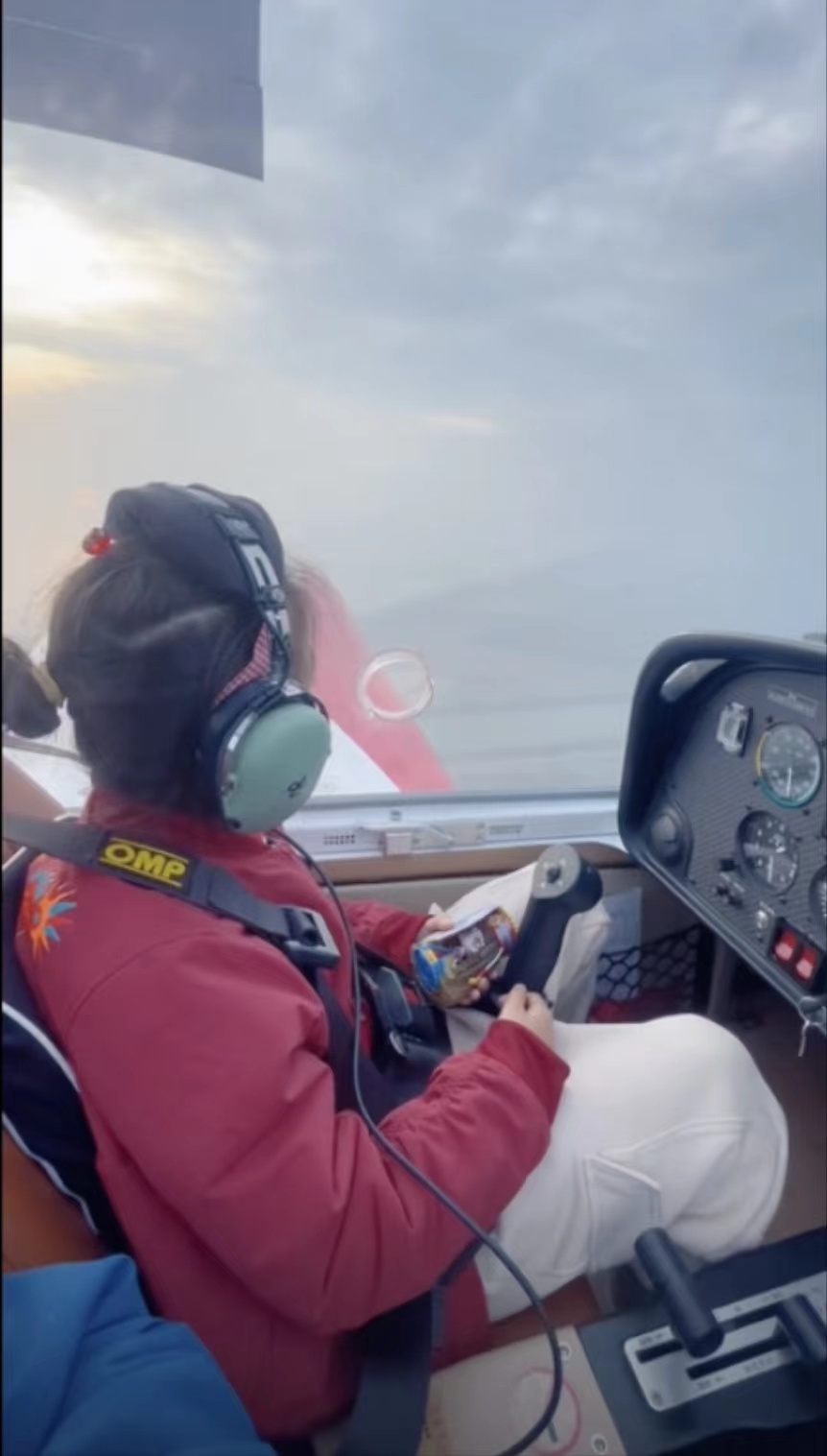 安徽一男子开飞机带女儿回家过年羡煞网友,比开车快2小时!_腾讯新闻