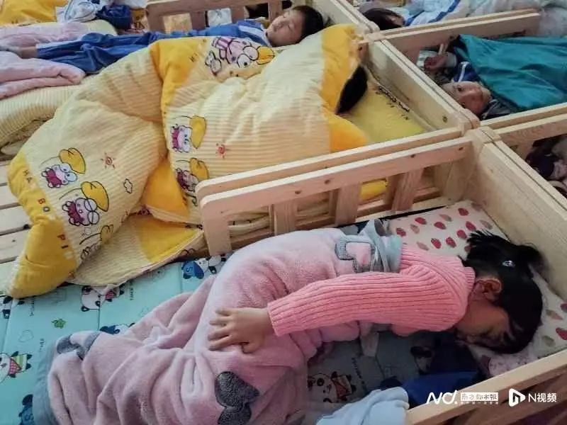 冲上热搜!深圳学生解锁"躺平午休",网友:希望全国推广