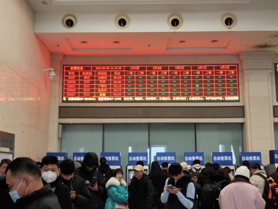 实探汉口火车站:多趟列车晚点或停运,现场设汽车售票点,工作人员引导