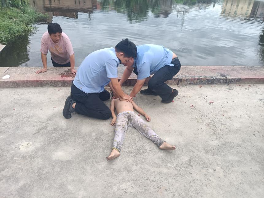 民警5分钟抢救溺水男童