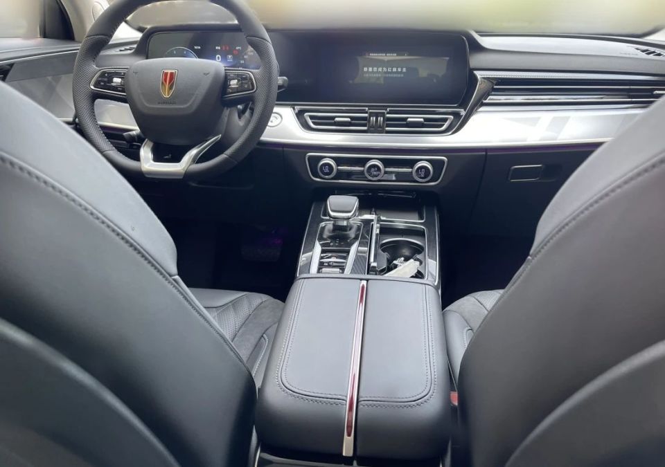 还觉得hs5的内饰太稳重,不适合他这样的年轻人,结果大家都说红旗车好