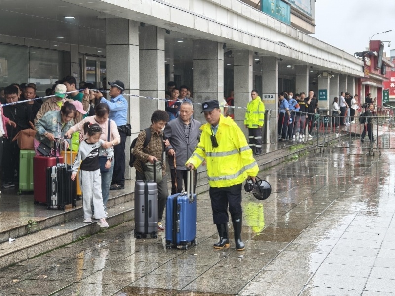 韶关警方在火车站维持现场秩序.