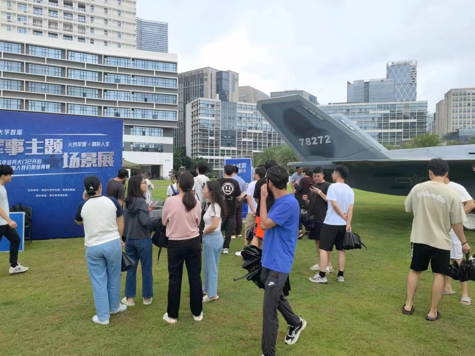 文化,将部队的先进装备引进校园,让学生亲身体会部队生活与军工装备