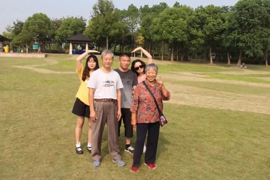 许静家庭母亲生日宴   2022年8月28日摄于安徽合肥侨乡别院随着这一幅