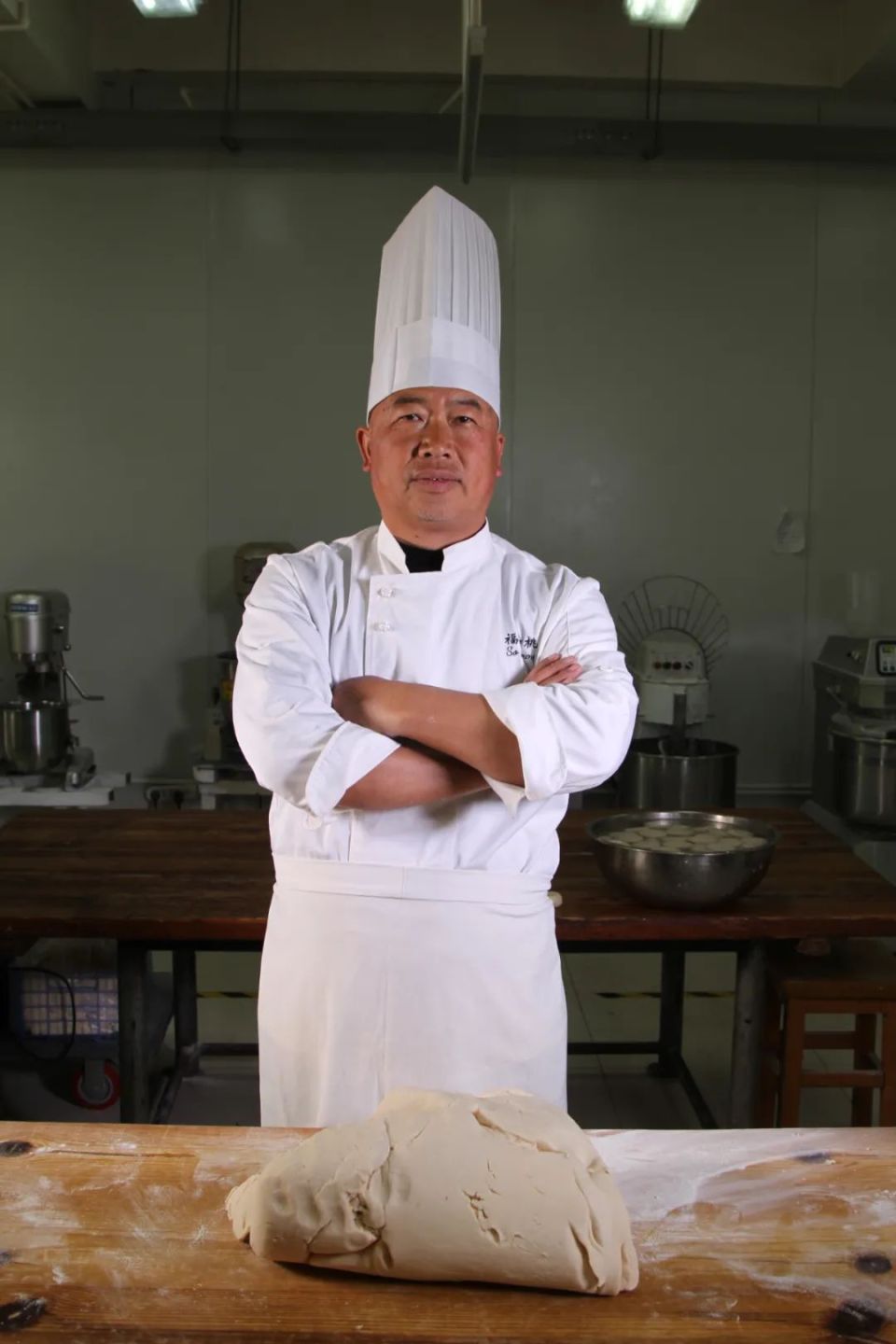 现场,周玉华详细介绍并展示了水酥饼制作的全过程.