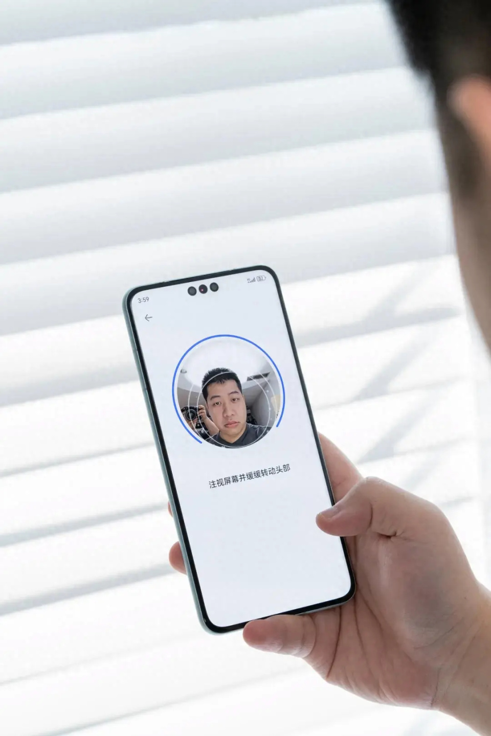 华为和荣耀比较特别,两者采用指纹解锁的同时,也会继续支持3d人脸识别