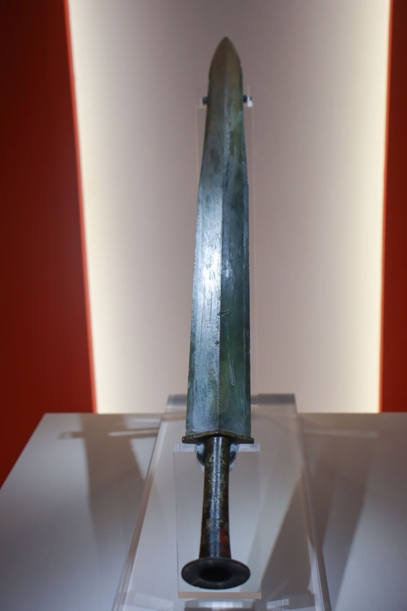 越王不光铜剑战国荆州博物馆藏圆茎中空,窄格,剑身素面.