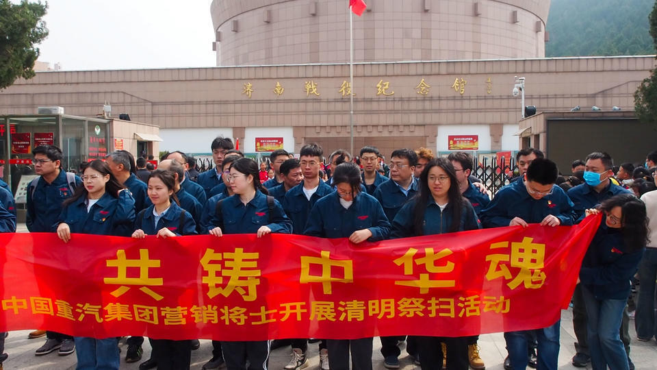 4月2日,英雄山济南革命烈士陵园,花如海人如潮.