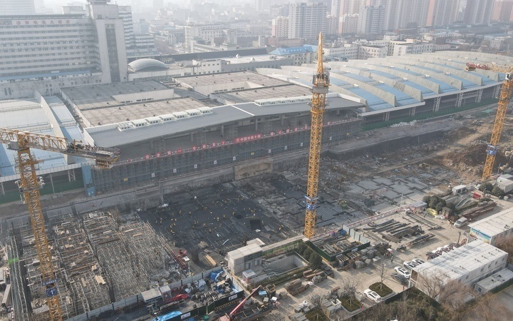 側站房地下一層與既有北廣場地下空間連通,高架候車廳上跨濟南站10,11