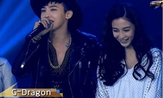 权志龙之前在国内很火,很多明星都号称非常喜欢他的歌,尤其是baby和杜