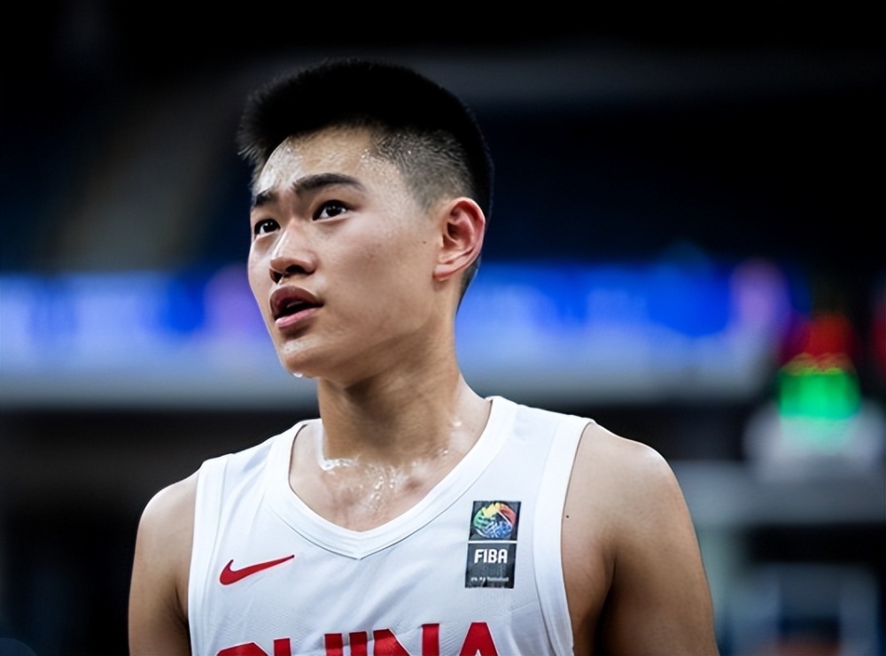 中国男篮17岁天才控卫闪耀世青赛:化身库里6分钟砍18分_腾讯新闻