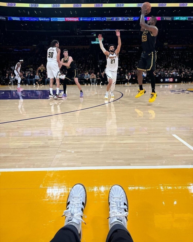 科比之夜!陈冠希前排观战湖人比赛,赛后更新社媒晒照