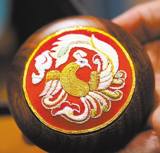 京绣也称宫绣,作为一门古老的传统刺绣工艺,选料讲究,色彩鲜艳,绣工