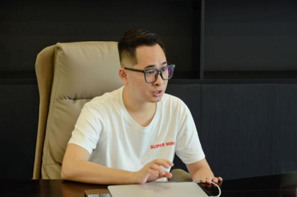 赵一鸣零食狂飙的背后存隐患_腾讯新闻