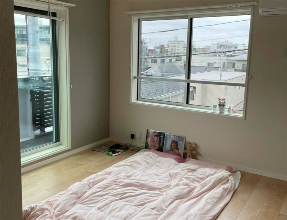 一对日本留学生情侣住进30㎡蜗居家虽逼仄却两面向阳太舒适