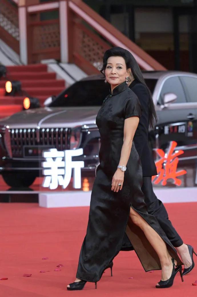 北京这一夜,张子枫俏皮,陈冲庆生落泪,闫妮复古造型美艳让姚晨看呆了