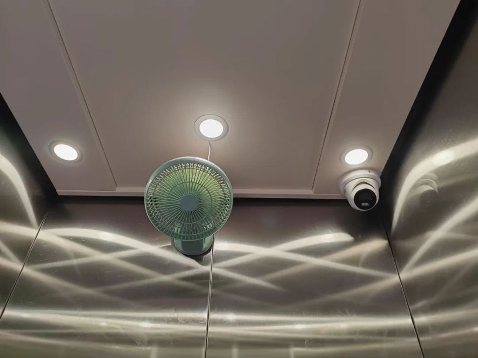 长宁这个小区打造的加装电梯"样板梯",香气扑鼻,细节感满满