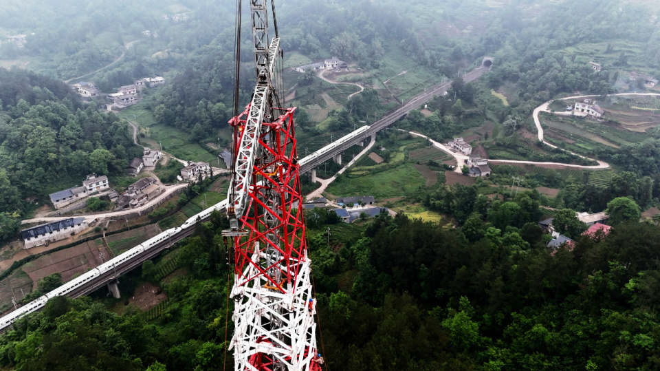 金上—湖北特高压直流输电工程线路工程(鄂2标)进入大规模立塔阶段