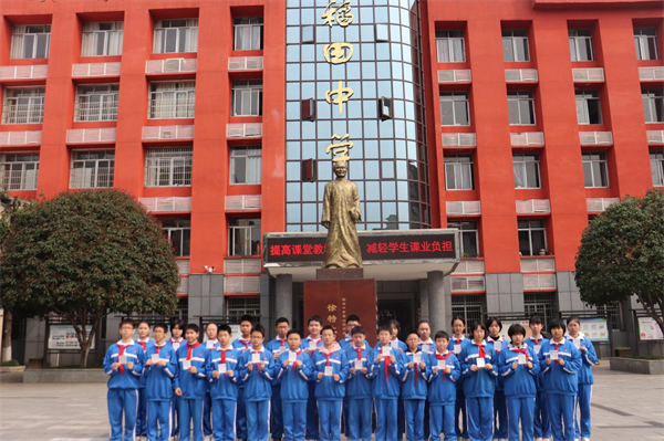 长沙市稻田中学组织30余名学生代表书写寄给英烈的明信片,并组织学生