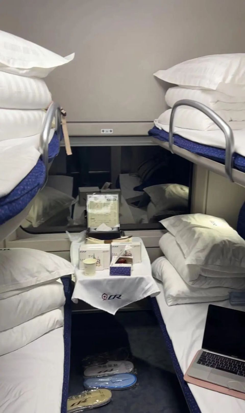 13个动卧车厢和1个餐车组成,每列车过境席位600多席,列车面向卧铺旅客