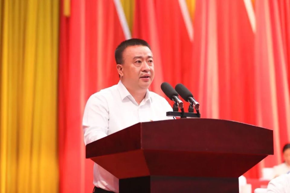 向大会的圆满成功和新当选县人民政府县长的王琳同志表示热烈的祝贺