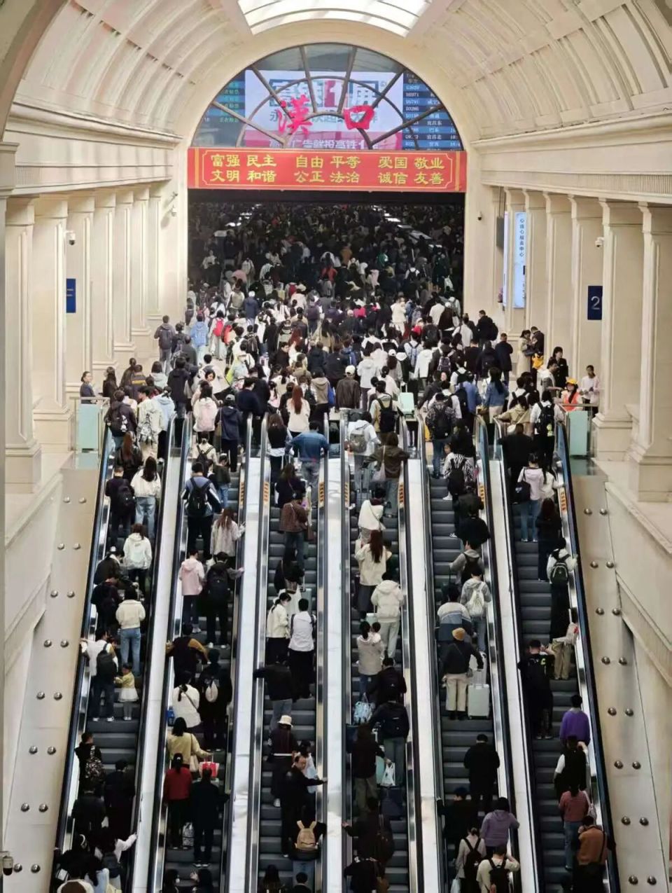 极目新闻记者 潘锡珩 殷悦这个小长假，出行相当火爆。铁路12306数据显示，武汉位居全国十大热门出发和热门到达城市。今天，在武汉的三大火车站，来汉和离汉的旅客均增长明显。4日中午，极目新闻记者在汉口火车站看到，地下进站口和出站口客流双双飙升，彰显出铁路枢纽的便捷和武汉文旅的火爆。武铁数据显示，当天预计发送旅客105万人次左右，创同期历史新高，其中汉口预计发送旅客20.5万人次左右，也将创同期历史新