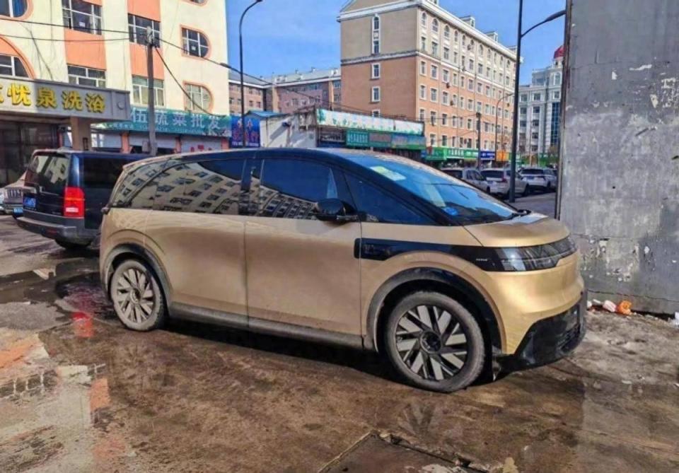 根据之前的谍照透露,新车可能会采用电动侧滑门,此外,该车型借鉴了极