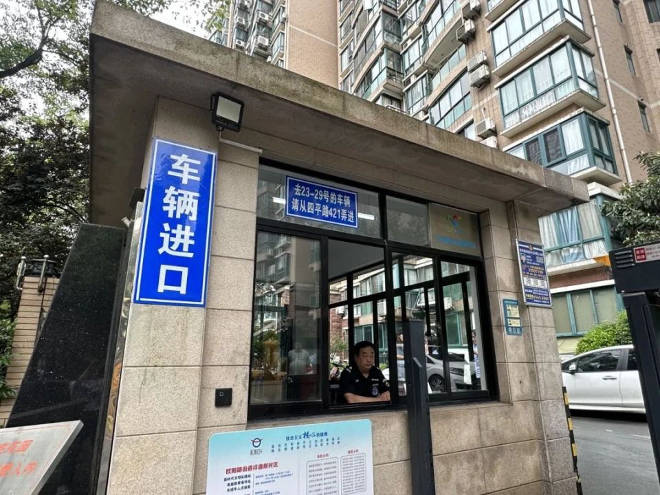 馥敦坊小区全新的全透明玻璃门卫室与居民见面,不仅对原来门卫室进行