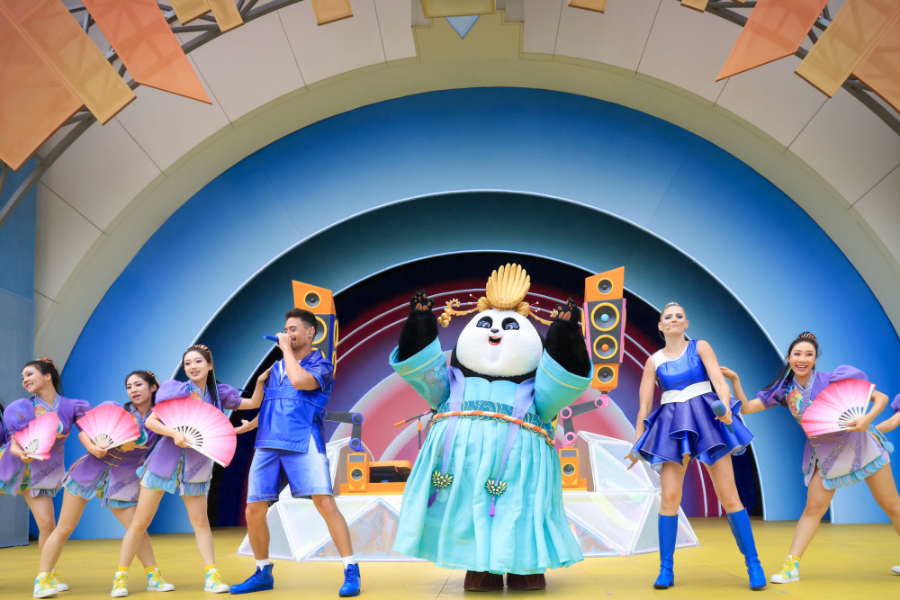 大黄蜂化身dj打碟,北京环球度假区"环球酷爽夏日"玩水派对清凉上线