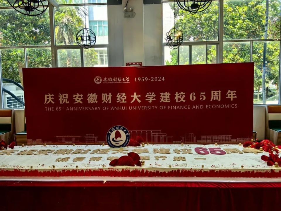 校庆请全校吃3.6吨大蛋糕?网友:"逛了2万步,看了2万人