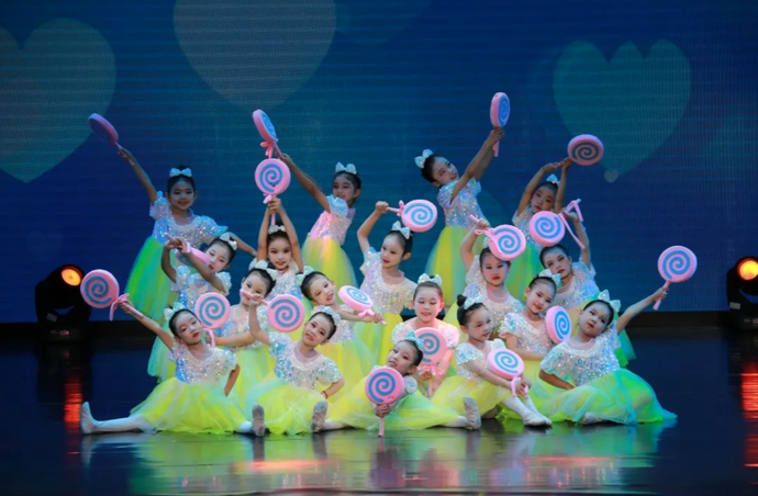 为庆祝六一国际儿童节的到来,5月31日晚,"同一片蓝天下"——河南省庆