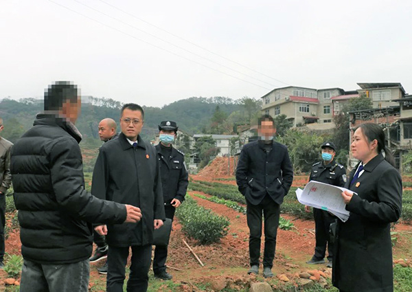 法庭干警在调解一起涉茶纠纷在审理涉茶案件中,武夷山国家公园法庭