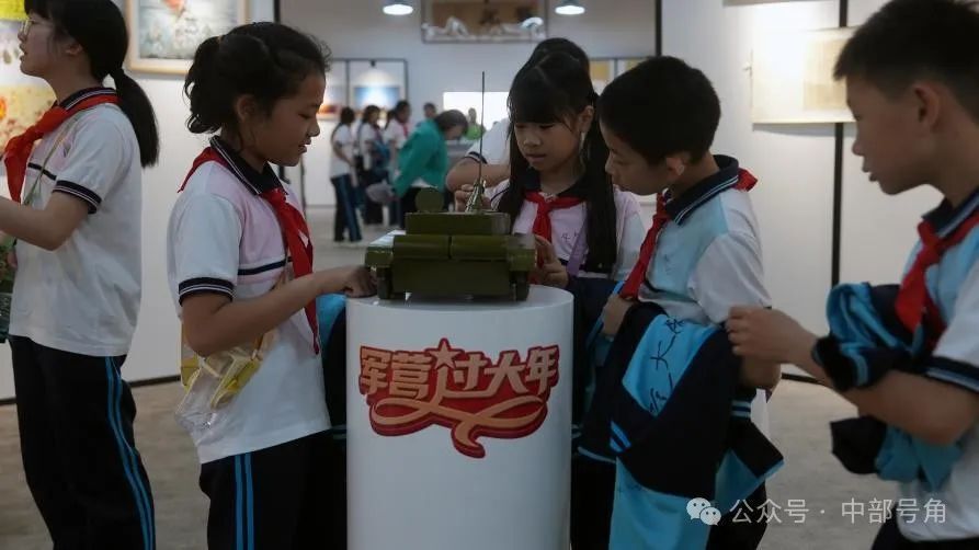 这次参观是同学们与官兵们的"团聚"也是拥军爱民的生动写照战车列阵